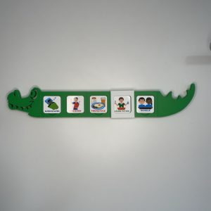 Schiebe - Routineplaner für Kinder im Krokodil Design mit Schiebe-Element von Piktogramm zu Piktogramm – visueller Tagesplan Kinder zur Förderung von Selbstständigkeit und festen Routinen