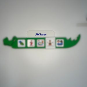 Schiebe - Routineplaner für Kinder im Krokodil Design mit Schiebe-Element von Piktogramm zu Piktogramm – visueller Tagesplan Kinder zur Förderung von Selbstständigkeit und festen Routinen