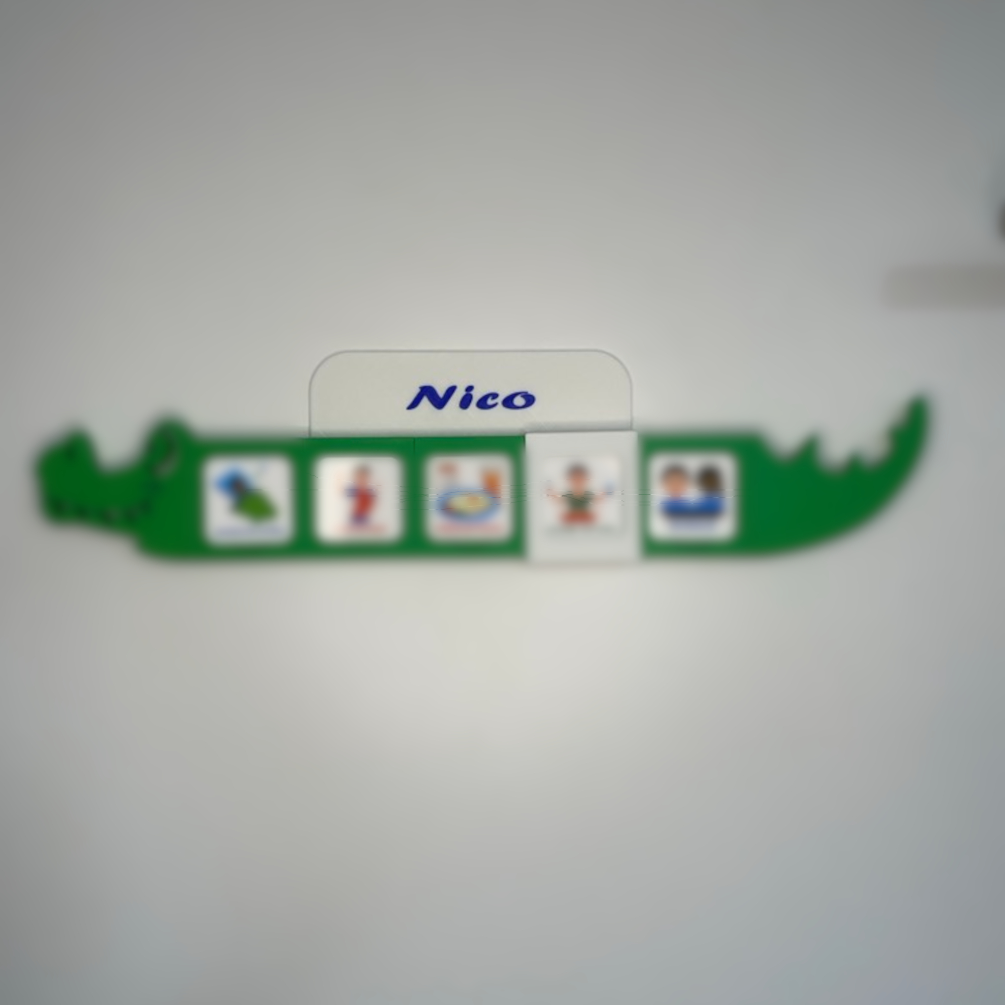 Schiebe - Routineplaner für Kinder im Krokodil Design mit Schiebe-Element von Piktogramm zu Piktogramm – visueller Tagesplan Kinder zur Förderung von Selbstständigkeit und festen Routinen